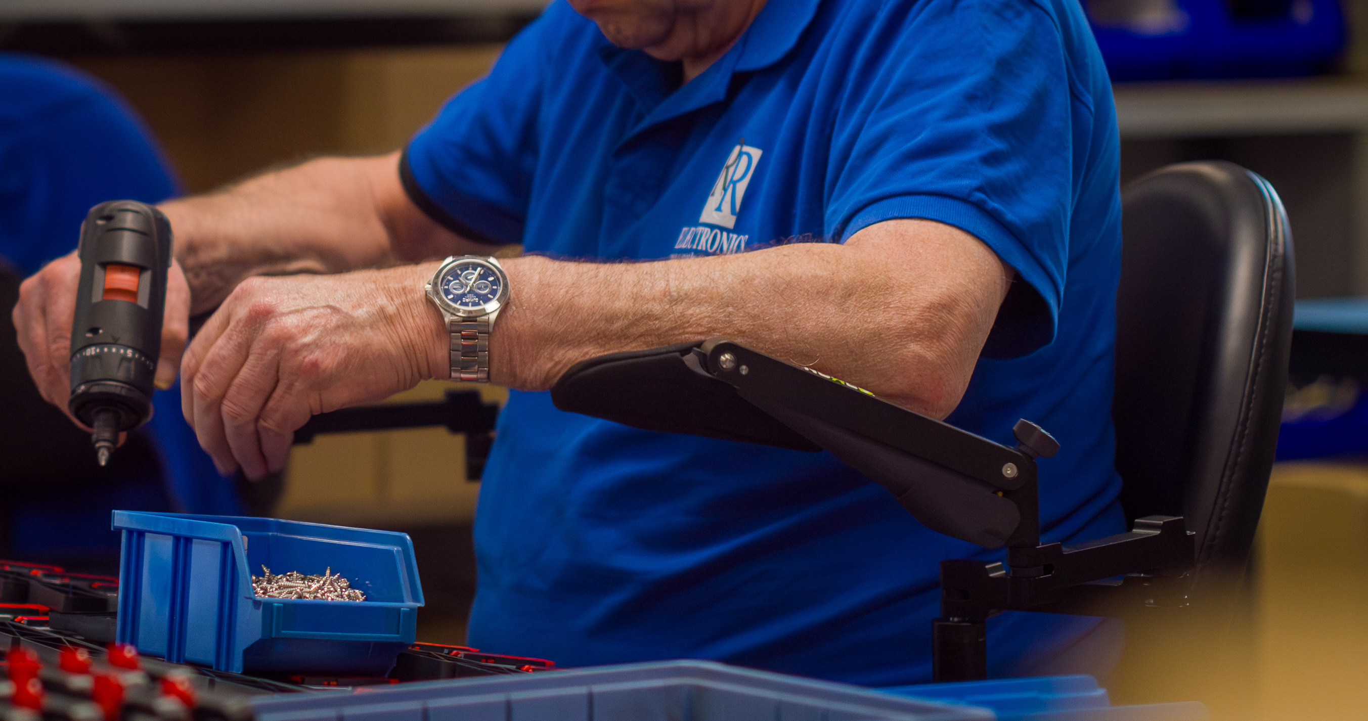 Support de bras ergonomique LEVA en montage et assemblage