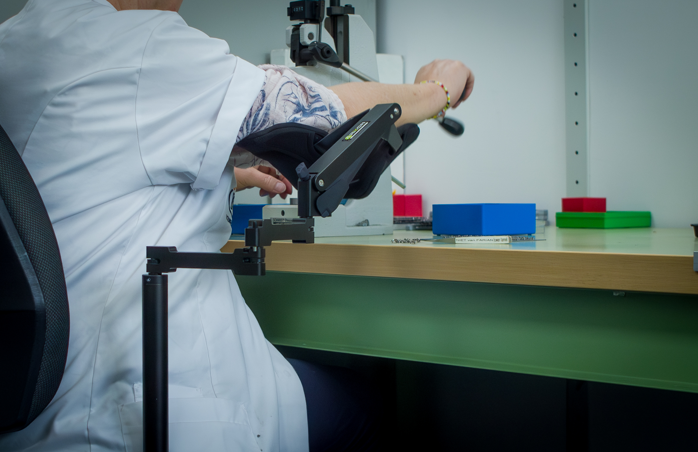 Support de bras ergonomique LEVA en laboratoire