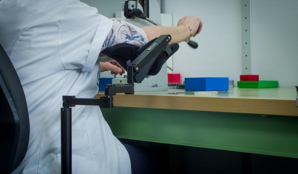Support de bras ergonomique LEVA en laboratoire
