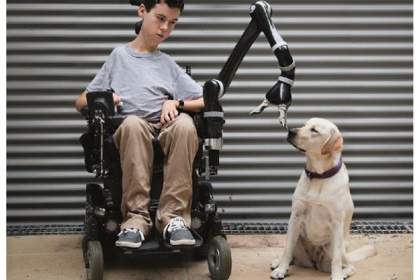 Bras robotisé Jaco® avec un chien